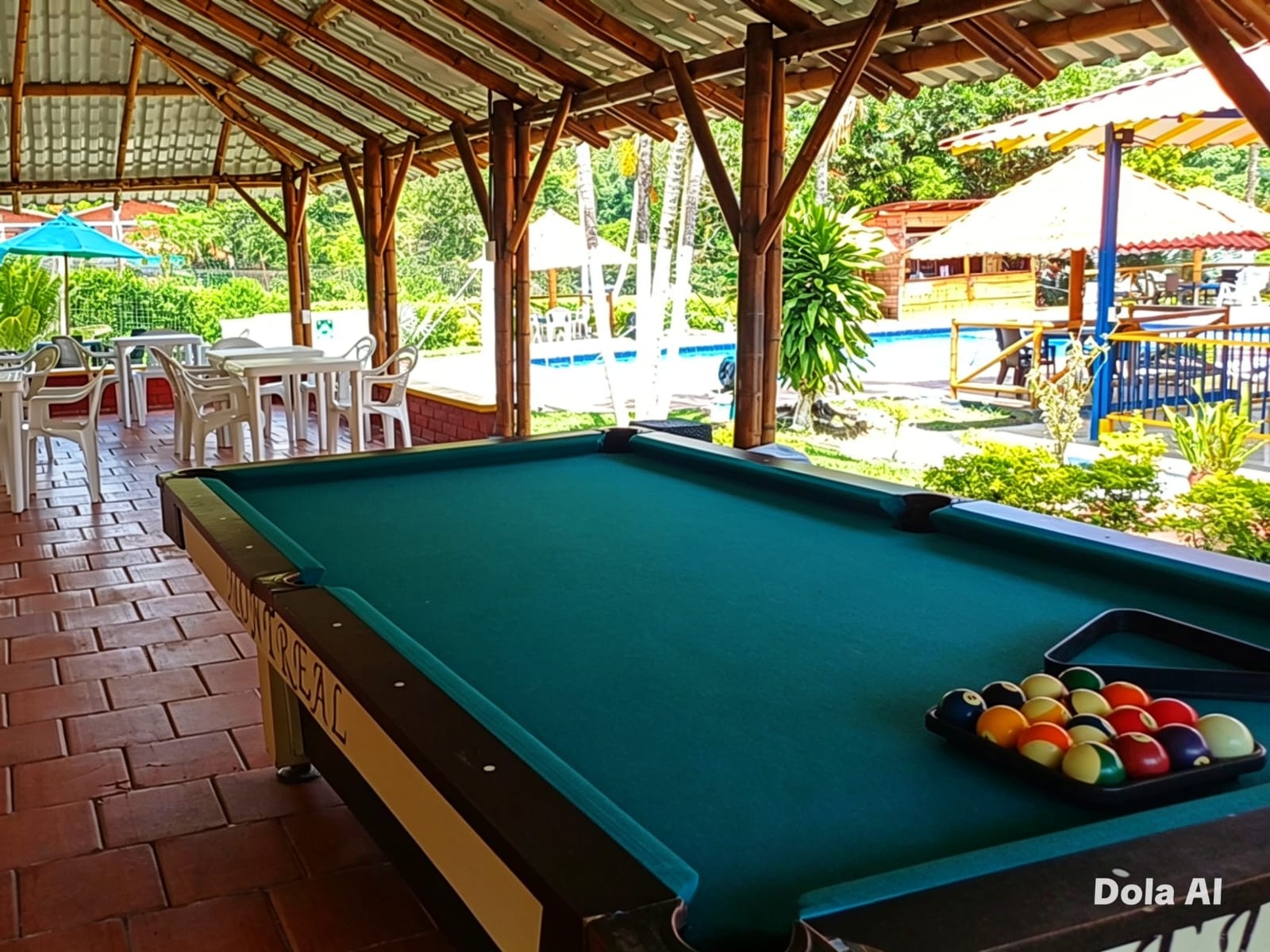 Salón de juegos con mesa de billar